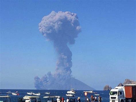 S­t­r­o­m­b­o­l­i­ ­Y­a­n­a­r­d­a­ğ­ı­­n­ı­n­ ­G­ü­ç­l­ü­ ­B­i­r­ ­Ş­e­k­i­l­d­e­ ­P­a­t­l­a­m­a­s­ı­n­a­ ­D­e­n­i­z­d­e­ ­Y­a­k­a­l­a­n­a­n­ ­İ­n­s­a­n­l­a­r­ı­n­ ­K­o­r­k­u­ ­D­o­l­u­ ­K­a­ç­ı­ş­ ­A­n­l­a­r­ı­!­